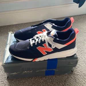 New Balance sneakers. Never worn, size: 11.5